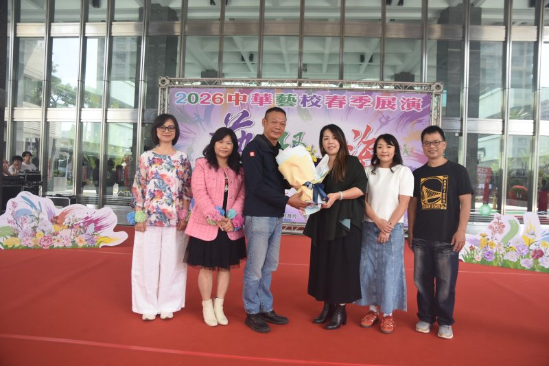 中華藝校家長會向市府團隊獻花，表達感謝市政府為維護學生安全，建造連通南北校區的景觀天橋。