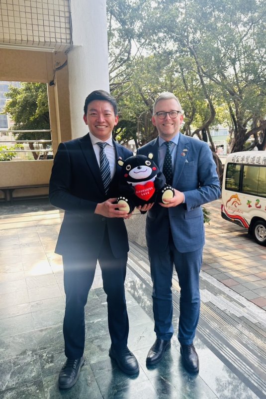 芬蘭國會友台小組暨情報監督委員會主席勒馬茨（Mats Löfström）(右)等一行人參訪前金國小，由高雄市政府教育局局長吳立森（左）陪同走訪。