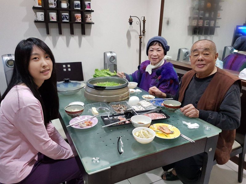 讓公婆最開心的是孫女白舒羽，從鹽埕國小、鹽埕國中資優班、高雄女中高瞻班(科學班），到中山醫學大學醫學系，及至目前服務高雄長庚醫院眼科住院醫師，承襲了白家與張家的衣缽，後繼有人。