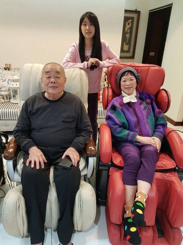 讓公婆最開心的是孫女白舒羽，從鹽埕國小、鹽埕國中資優班、高雄女中高瞻班(科學班），到中山醫學大學醫學系，及至目前服務高雄長庚醫院眼科住院醫師，承襲了白家與張家的衣缽，後繼有人。