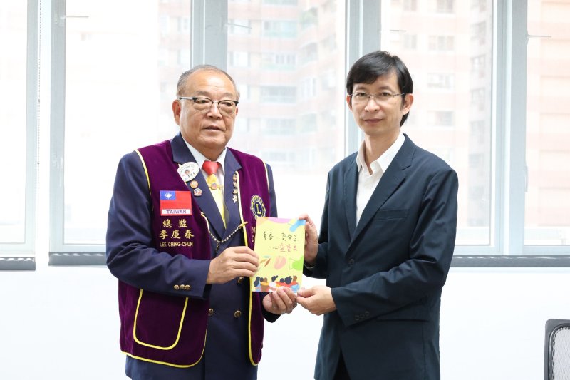 國際四大社團與財團法人高雄市張老師基金會今天贈書。國際獅子會300E -5區總監李慶春（左）代表捐贈給教育局。高雄市教育局專委張紋誠（右）。