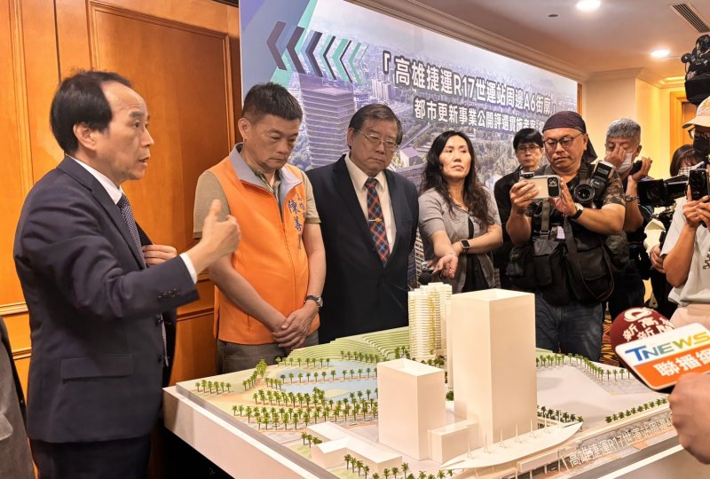 林副市長介紹R17世運站東側A6街廓公辦都市更新基地模型。