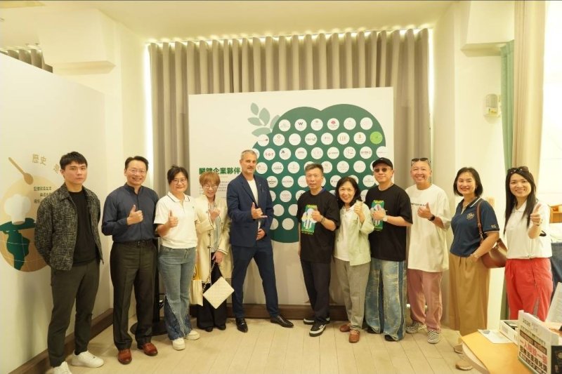 慶祝高餐大三十周年校慶，校友特地返校同歡。