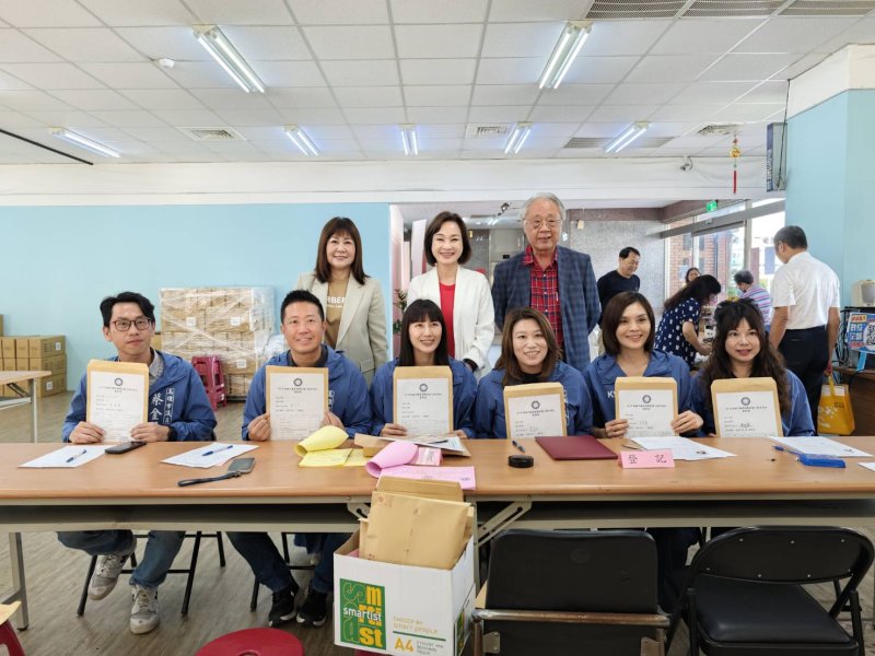 國民黨團總召黃香菽、市議員鍾易仲、蔡金晏、李眉蓁、李亞築與市議員參選人黃韻涵聯合登記，巧遇市黨部主委柯志恩市長參選人。
