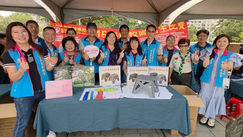 高雄市各級家長會長協會又成功的舉辦全市學生寫生比賽,對藝術教育貢獻卓著。(漾新聞記者陳雯萍攝) 高雄市各級家長會長協會又成功的舉辦全市學生寫生比賽,對藝術教育貢獻卓著。(漾新聞記者陳雯萍攝)