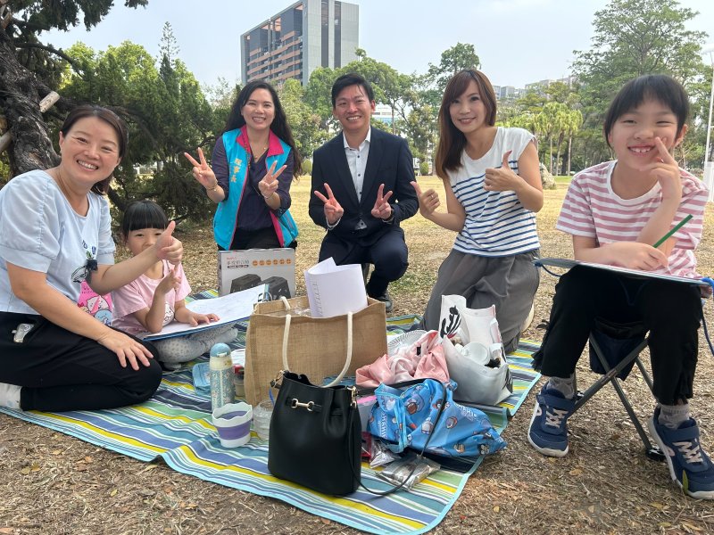 教育局長吳立森一早即到場,穿梭於畫布與人群之間,向每一位揮動畫筆的孩子加油打氣。 教育局長吳立森一早即到場,穿梭於畫布與人群之間,向每一位揮動畫筆的孩子加油打氣。