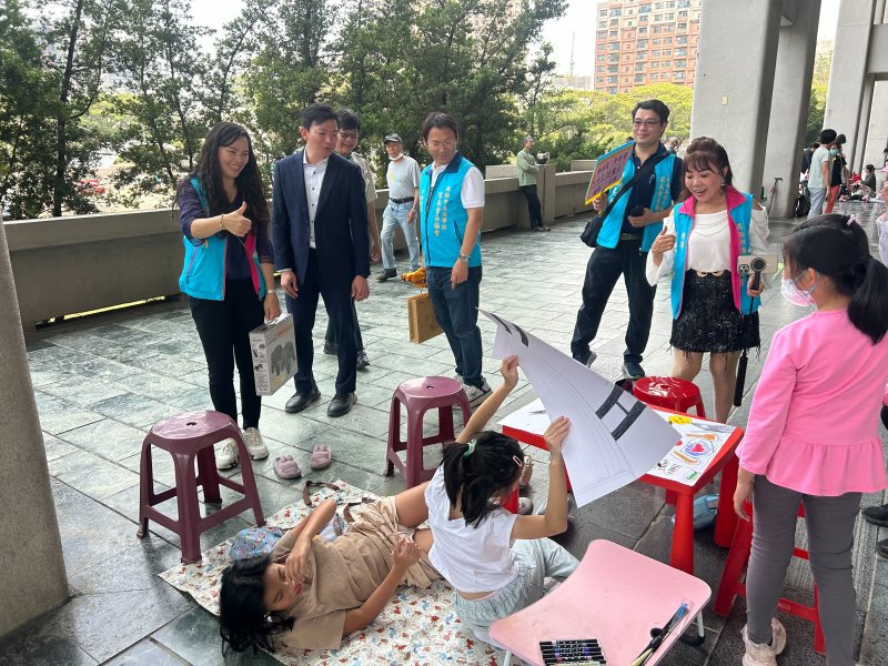 教育局長吳立森一早即到場,穿梭於畫布與人群之間,向每一位揮動畫筆的孩子加油打氣。 教育局長吳立森一早即到場,穿梭於畫布與人群之間,向每一位揮動畫筆的孩子加油打氣。