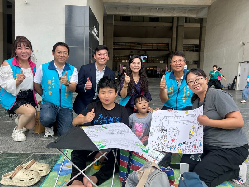 教育局長吳立森一早即到場,穿梭於畫布與人群之間,向每一位揮動畫筆的孩子加油打氣。 教育局長吳立森一早即到場,穿梭於畫布與人群之間,向每一位揮動畫筆的孩子加油打氣。