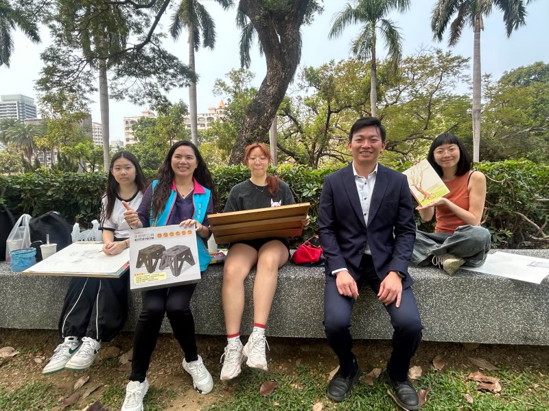 教育局長吳立森一早即到場,穿梭於畫布與人群之間,向每一位揮動畫筆的孩子加油打氣。 教育局長吳立森一早即到場,穿梭於畫布與人群之間,向每一位揮動畫筆的孩子加油打氣。