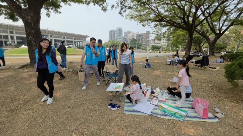 協會理事長蔡淑娟、榮譽理事長張簡智鵬、活動執行長,也是副理事長黃明寬率理監事幹部群前往會場,為寫生的學生加油打氣。(漾新聞記者陳雯萍攝) 協會理事長蔡淑娟、榮譽理事長張簡智鵬、活動執行長,也是副理事長黃明寬率理監事幹部群前往會場,為寫生的學生加油打氣。(漾新聞記者陳雯萍攝)