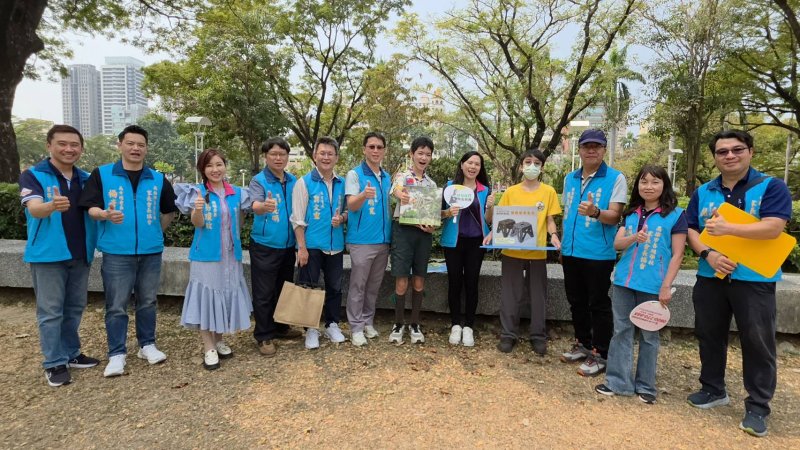 協會幹部群與童軍團的國中學生合影。(漾新聞記者陳雯萍攝) 協會幹部群與童軍團的國中學生合影。(漾新聞記者陳雯萍攝)