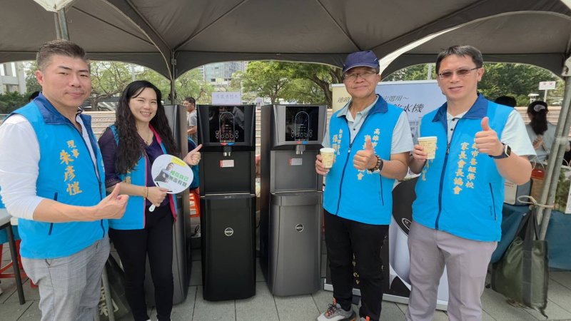 由龍泉科技有限公司總經理,也是協會理事朱彥愷提供三台飲水設備,現場供應泡茶、咖啡與最純淨的飲水服務,減少寶特瓶使用,落實減塑行動,讓藝術與永續同行。(漾新聞記者陳雯萍攝) 由龍泉科技有限公司總經理,也是協會理事朱彥愷提供三台飲水設備,現場供應泡茶、咖啡與最純淨的飲水服務,減少寶特瓶使用,落實減塑行動,讓藝術與永續同行。(漾新聞記者陳雯萍攝)