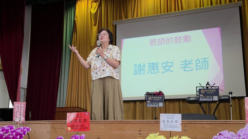 一切都是因緣聚足 謝惠安老師感謝校友願意回來曾投資三年的母校。（漾新聞記者陳雯萍攝）