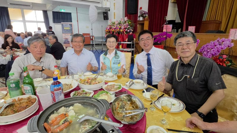 立委林岱樺也以校友的身分返校，右一為工務局長，也是傑出校友楊欽富、右二為校長吳曉暢，以及其他傑出校友。（漾新聞記者陳雯萍攝）