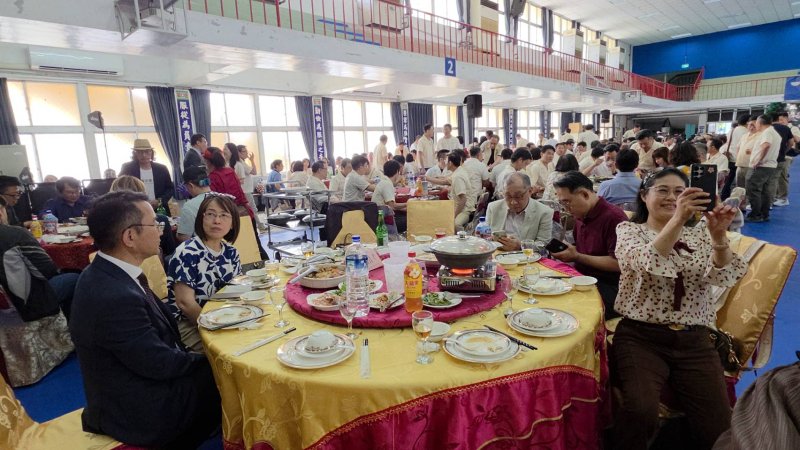 餐會現場，還安排了樂團的演唱，不管是大家耳熟能詳的民歌、國語流行歌曲，還是英語歌，都難不倒這些當年高中聯考全市排名二、三的名校的校友，現場大家隨著歌聲輕唱，也舞動雙手，嗨到最高點！（漾新聞記者陳雯萍攝）