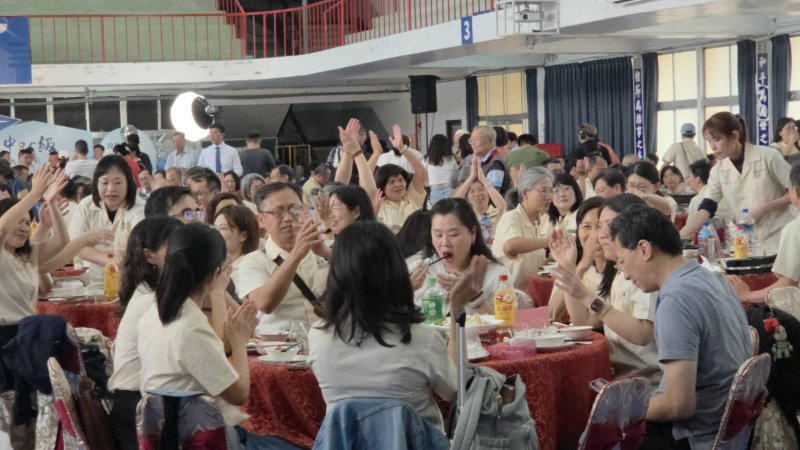 這邊有人被抽中IPhone手機，全桌拍手鼓掌，開心不已！（漾新聞記者陳雯萍攝）