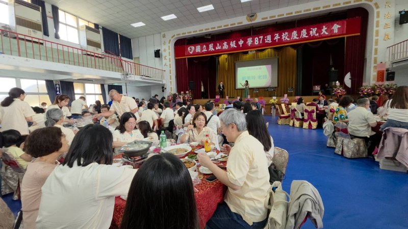 鳳中87年校慶與85級校友三十重聚，席開61桌，在總召黃照智用心的規劃下，成為一場精彩的驚奇派對。（漾新聞記者陳雯萍攝）