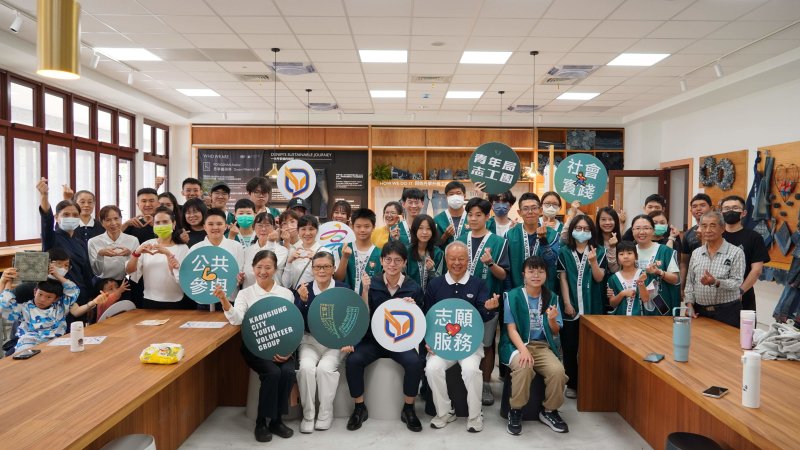 青年局長林楷軒（前排中）與青年志工及慈濟團隊合影，展現青年世代投入公益、實踐永續的行動力。