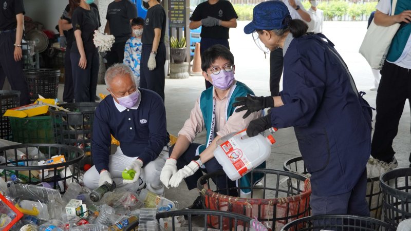 青年局長林楷軒（中）帶領青年志工團前往慈濟鳳山靜思堂環保回收站，親身參與資源回收分類實作。