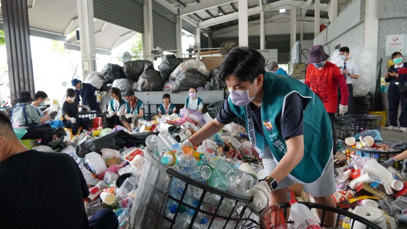 青年局青年志工團走進慈濟鳳山靜思堂環保站，透過實際參與回收流程，深化對土地關懷與環境永續理念的理解。