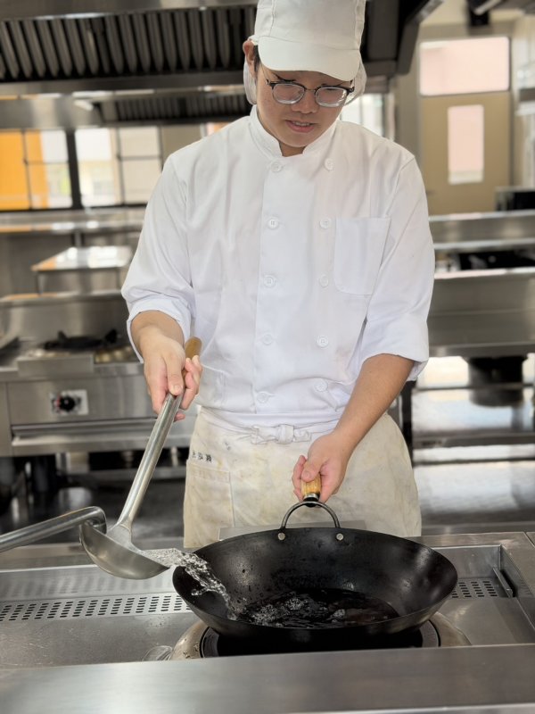 中餐烹調第三名 杜泓穎同學。