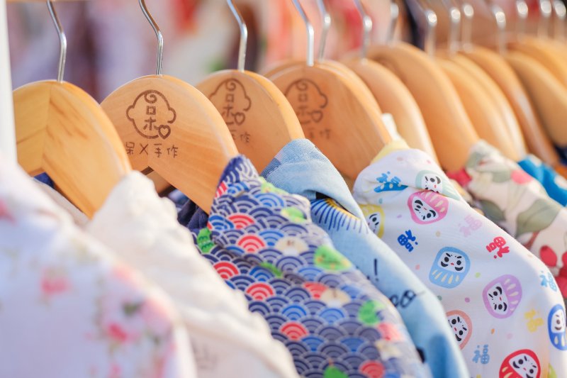 「呆手作」從母親視角設計嬰幼兒用品並成功拓展百貨通路，展現手作工藝的品牌價值。