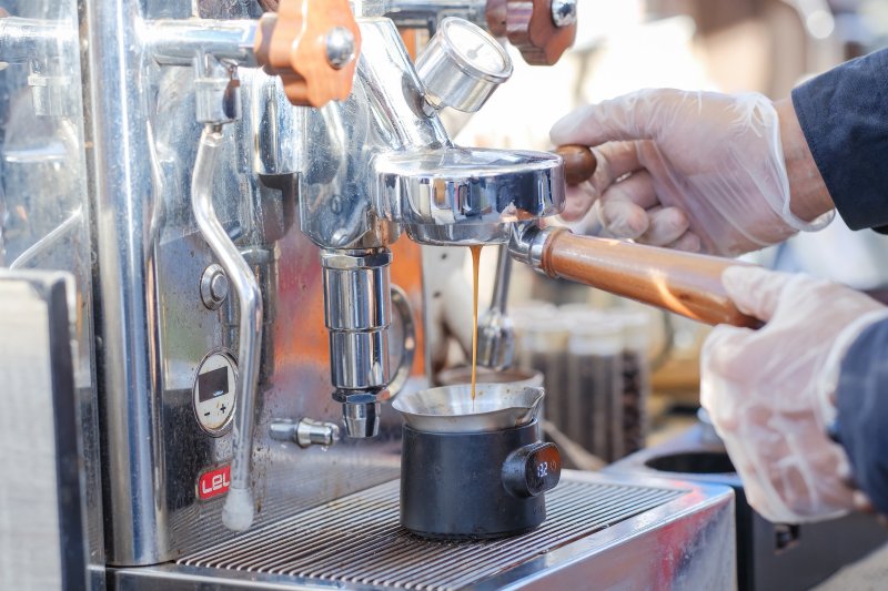 「晃晃咖啡」結合水果風味咖啡豆與新鮮果物，打造層次豐富的創意咖啡。