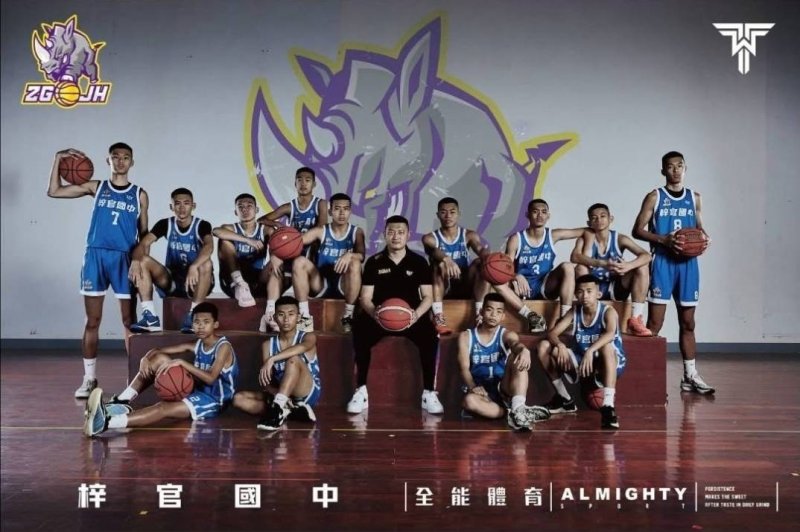 梓官國中籃球隊採課後社團形式運作。學生們在完成課業後投入訓練，假日更自發回校練習，在學業與運動之間努力取得平衡，將汗水與堅持轉化為場上的每一次突破與防守。(漾新聞記者陳雯萍翻攝)