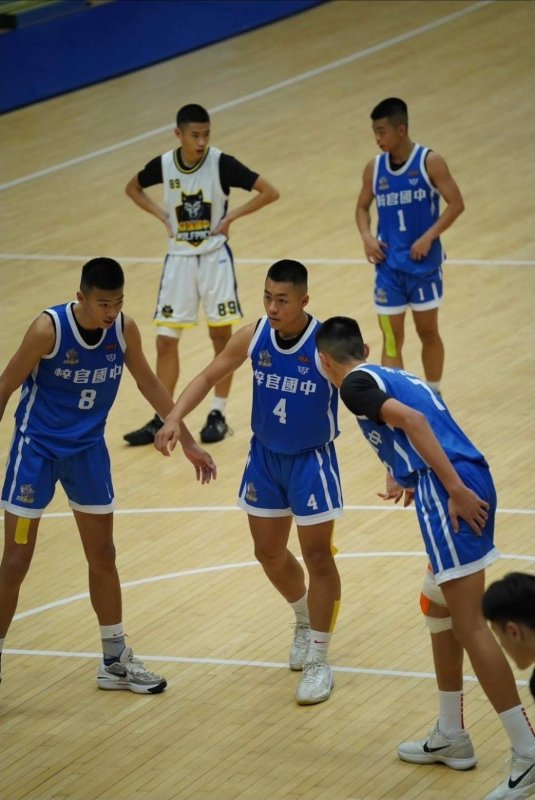 在本屆賽事中，梓官國中展現出高度團隊默契與穩定表現。面對身材與經驗皆佔優勢的對手，球員們依然沉著應戰，在攻防兩端發揮訓練成果。(漾新聞記者陳雯萍翻攝)