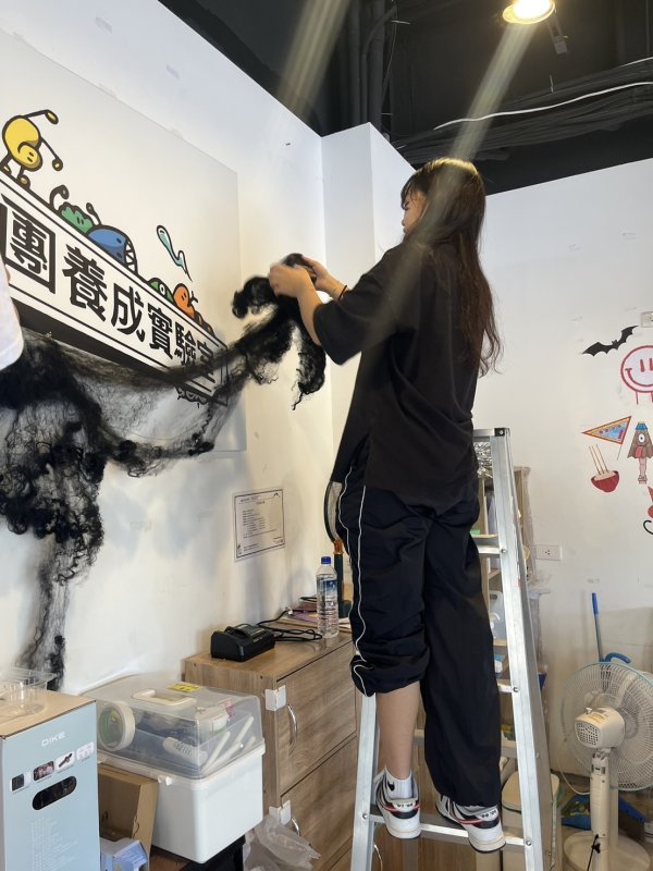 去年參與暑期工讀的學生，於青年局「雄校聯社團養成實驗室」協助活動籌備及場地布置工作。