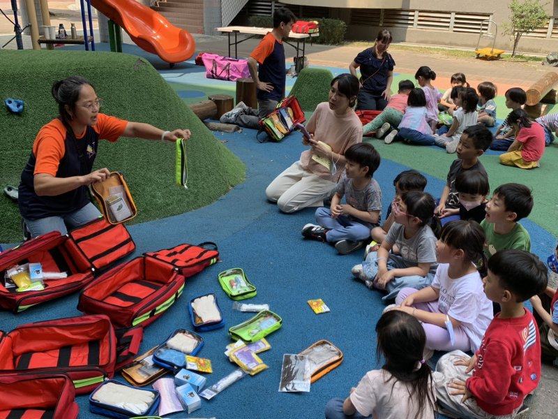 家長會精心規劃的「防災包平安」關卡，則將生活教育融入遊戲情境，讓孩子在趣味互動中學習自救與防災知識。慈濟志工、故事媽媽與國稅局也共同參與，將永續發展目標與公民素養融入關卡設計，讓孩子在遊戲中培養責任感與社會意識。(漾新聞記者陳雯萍翻攝)