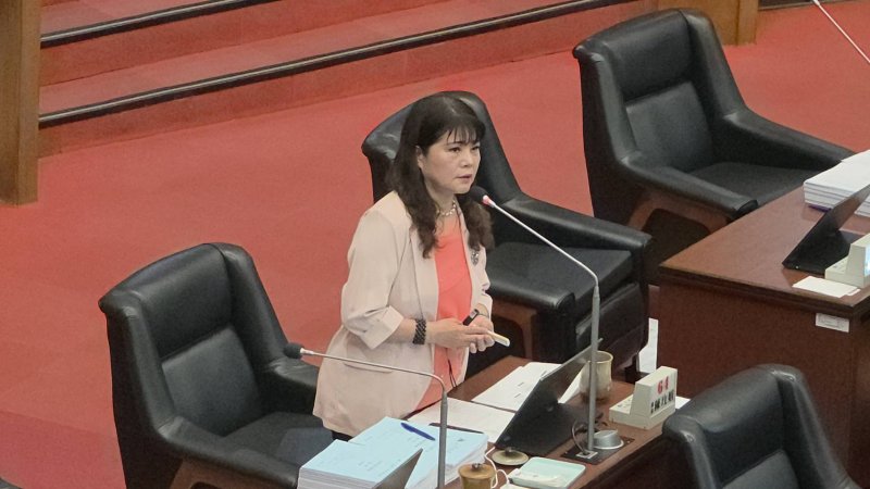 市府第二預備金獨厚特定民代,陳玫娟議員質詢抨擊兩套標準不公平。(漾新聞記者陳雯萍攝) 市府第二預備金獨厚特定民代,陳玫娟議員質詢抨擊兩套標準不公平。(漾新聞記者陳雯萍攝)