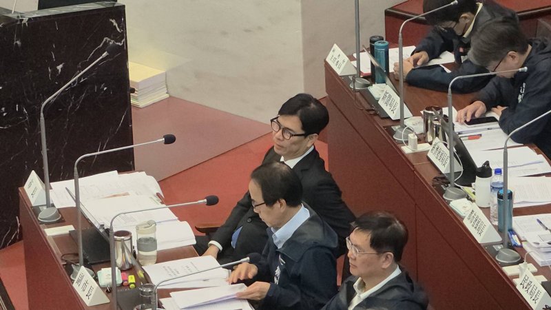 陳議員認為市長心知肚明,因此拒絕讓市長陳其邁答覆。(漾新聞記者陳雯萍攝) 陳議員認為市長心知肚明,因此拒絕讓市長陳其邁答覆。(漾新聞記者陳雯萍攝)