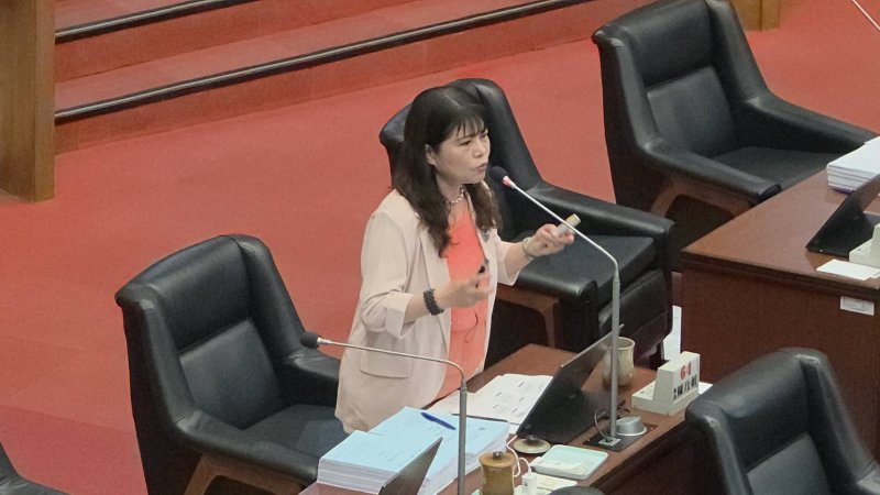 市府第二預備金獨厚特定民代,陳玫娟議員質詢抨擊兩套標準不公平。(漾新聞記者陳雯萍攝) 市府第二預備金獨厚特定民代,陳玫娟議員質詢抨擊兩套標準不公平。(漾新聞記者陳雯萍攝)
