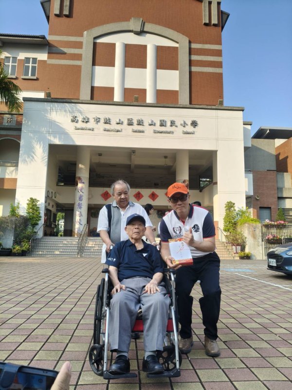 宮城政三郎先生（坐輪椅者）返回母校鼓山國小，校長丁崇寶（右一）熱情接待。