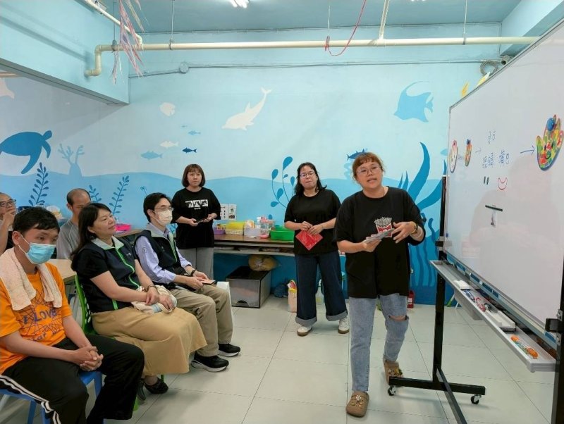 台電高雄區處業務副處長許佳玉(左2)與區處同仁認真聆聽星星兒社會福利基金會及活動介紹。