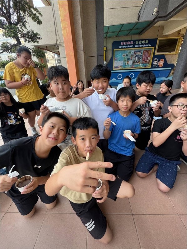 高雄市梓官區蚵寮國小將校園轉化為一座充滿想像與探索的「未來職涯探險基地」。透過校友會與家長會攜手支持，活動融合美食體驗、生活英語與科學闖關，讓孩子在沉浸式學習中看見未來的多元可能，為童年寫下充滿溫度的篇章。