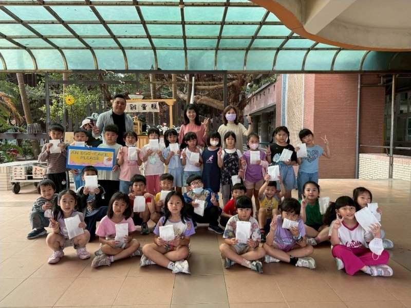 高雄市梓官區蚵寮國小將校園轉化為一座充滿想像與探索的「未來職涯探險基地」。透過校友會與家長會攜手支持，活動融合美食體驗、生活英語與科學闖關，讓孩子在沉浸式學習中看見未來的多元可能，為童年寫下充滿溫度的篇章。