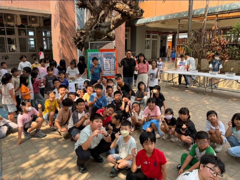 高雄市梓官區蚵寮國小將校園轉化為一座充滿想像與探索的「未來職涯探險基地」。透過校友會與家長會攜手支持，活動融合美食體驗、生活英語與科學闖關，讓孩子在沉浸式學習中看見未來的多元可能，為童年寫下充滿溫度的篇章。