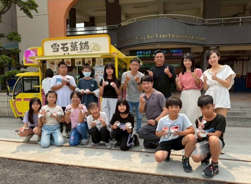 高雄市梓官區蚵寮國小將校園轉化為一座充滿想像與探索的「未來職涯探險基地」。透過校友會與家長會攜手支持，活動融合美食體驗、生活英語與科學闖關，讓孩子在沉浸式學習中看見未來的多元可能，為童年寫下充滿溫度的篇章。