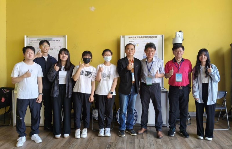 輔英科大林爵士校長及環生學院林清和院長與參賽學生合影。