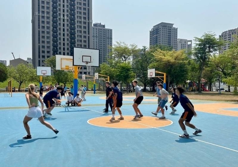 除課程與展演交流外，雙方學生亦在籃球場進行友誼賽，在運動中培養默契與情誼。(漾新聞記者陳雯萍翻攝)