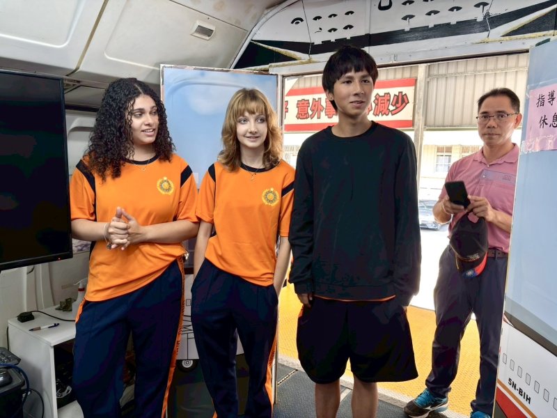 今年飛修科亦有來自匈牙利、波蘭與巴西的扶輪社交換學生共同學習，校園呈現多國文化交融景象。(漾新聞記者陳雯萍翻攝)