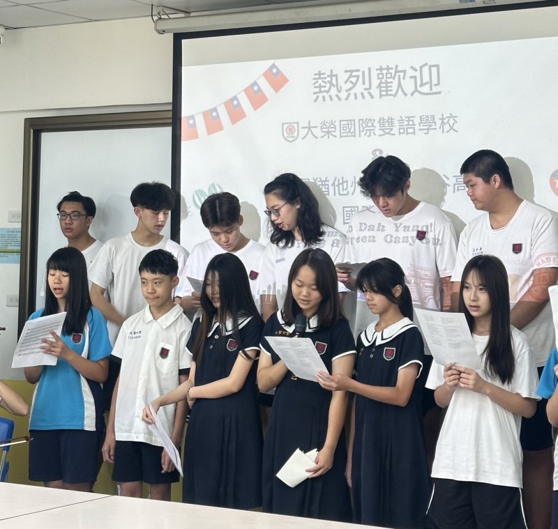 隨後格林峽谷高中學生以中文歌曲〈漂向北方〉登場，流暢饒舌表演驚艷全場，當〈Despacito〉旋律響起，雙方學生自然互動，現場氣氛熱絡。(漾新聞記者陳雯萍翻攝)