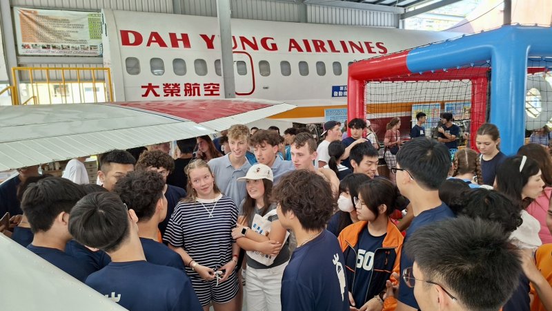 在實作體驗環節，大榮飛機修護科學生帶領美國學生操作足球無人機，將專業技能轉化為趣味學習，展現技職教育實務導向特色。(漾新聞記者陳雯萍翻攝)