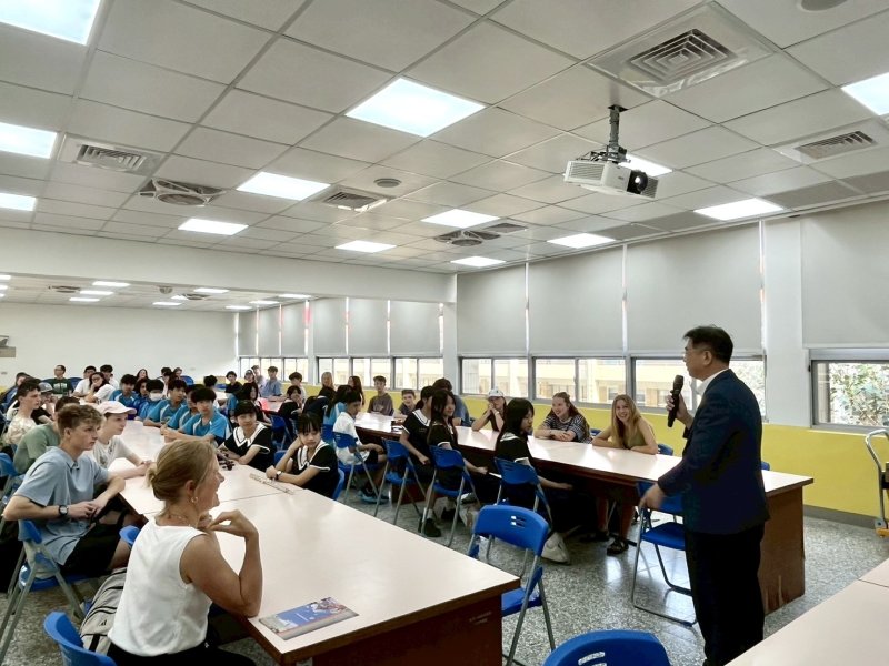 大榮中學校長張簡助立致詞，歡迎遠方來的師生相見歡。(漾新聞記者陳雯萍翻攝)