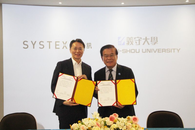 義守大學與精誠資訊簽署合作備忘錄 共建AI人才培育體系(照片左為精誠資訊劉勝登副總經理劉勝登；右為義守大學與義守大學古源光校長)。