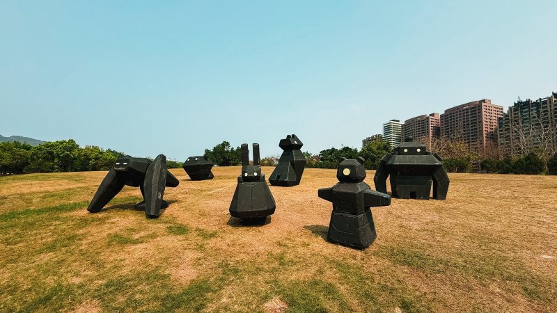 林建志 《黑夢》今年再度回歸，宛如黑色岩石般的幾何雕塑，像來自不明時空、沉睡。
