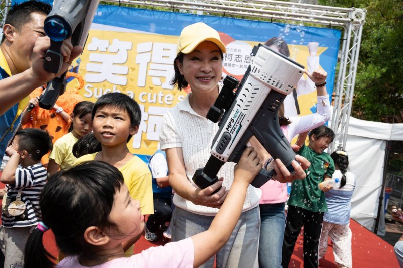 柯志恩鳳山上千親子童樂 談陪伴教育推家長喘息空間政策。