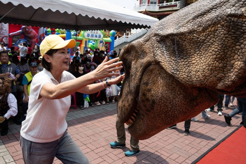 柯志恩與超過千人的親子同樂，大家一起玩水槍、打魔術氣球槍、吹泡泡，還唱跳健身操，甚至連今年兒童節最受歡迎的恐龍都來到了現場，讓親子嗨翻天。
